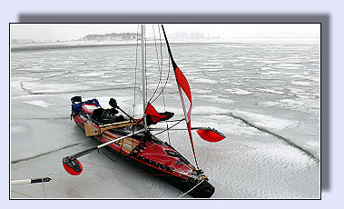 Kajak im Eis auf der Ostsee vor Groenbrode/Fehmarnssund
