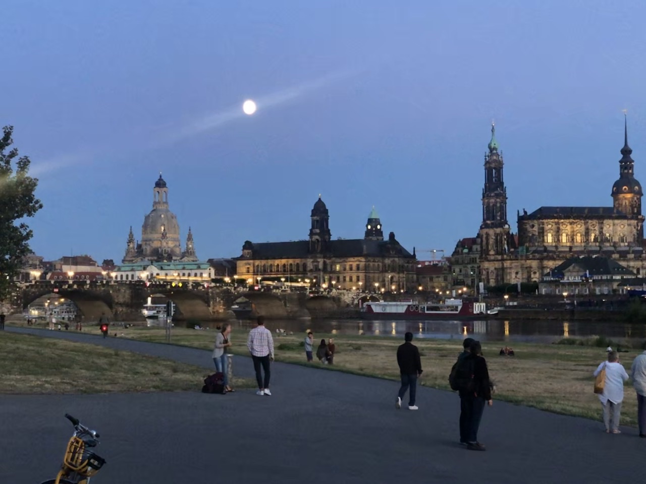 Mond über Dresden 