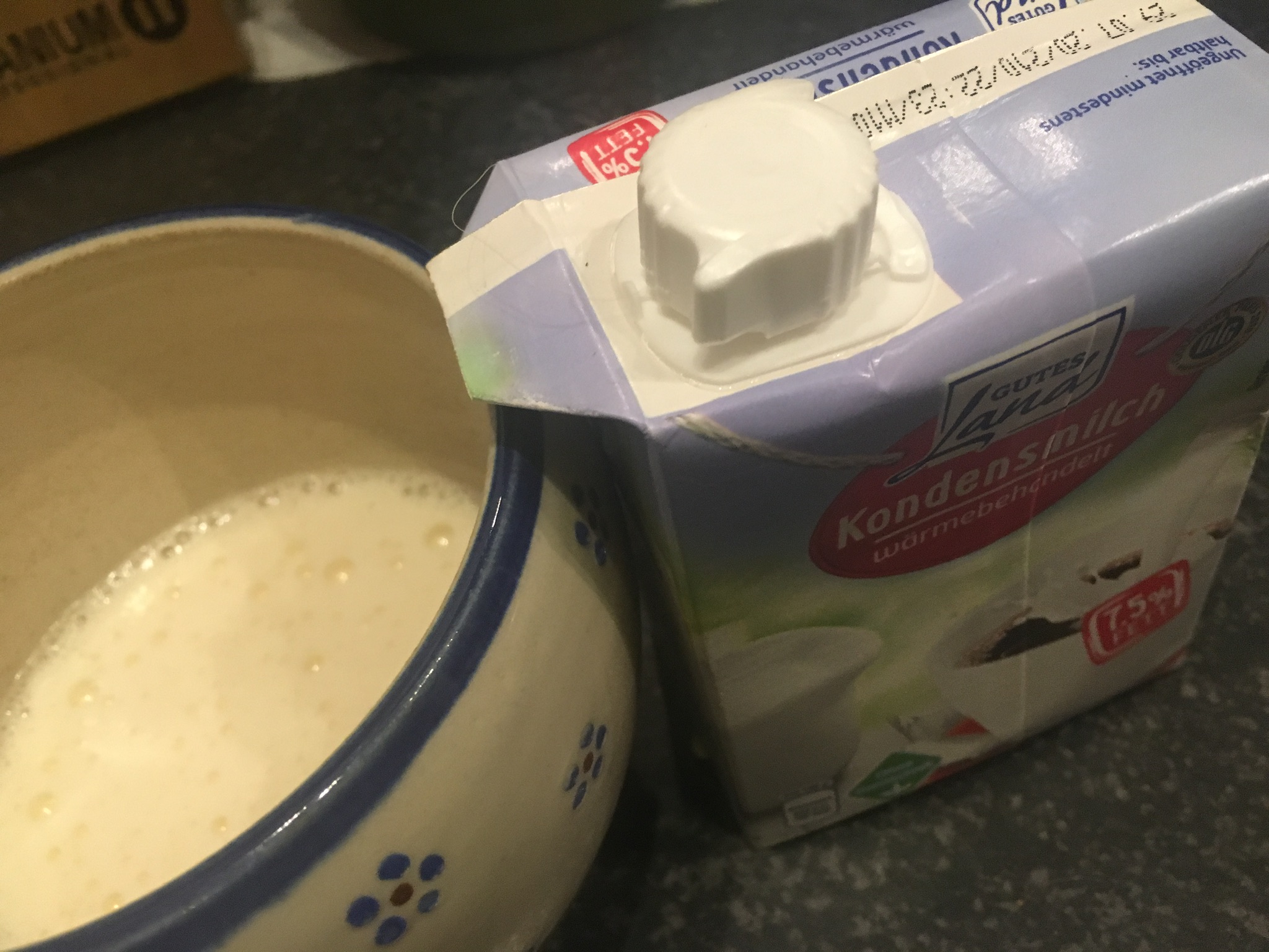 Plasteverschlüsse auf der Kaffeesahne Plasteverschlüsse auf der Kaffeesahne