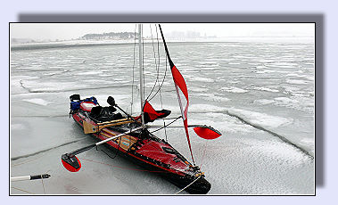 Kajak im Eis auf der Ostsee vor Großenbrode/Fehmarnssund