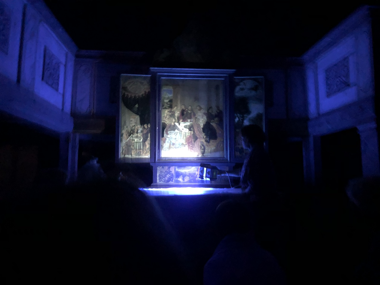 UV- Licht Untersuchung am Altar 