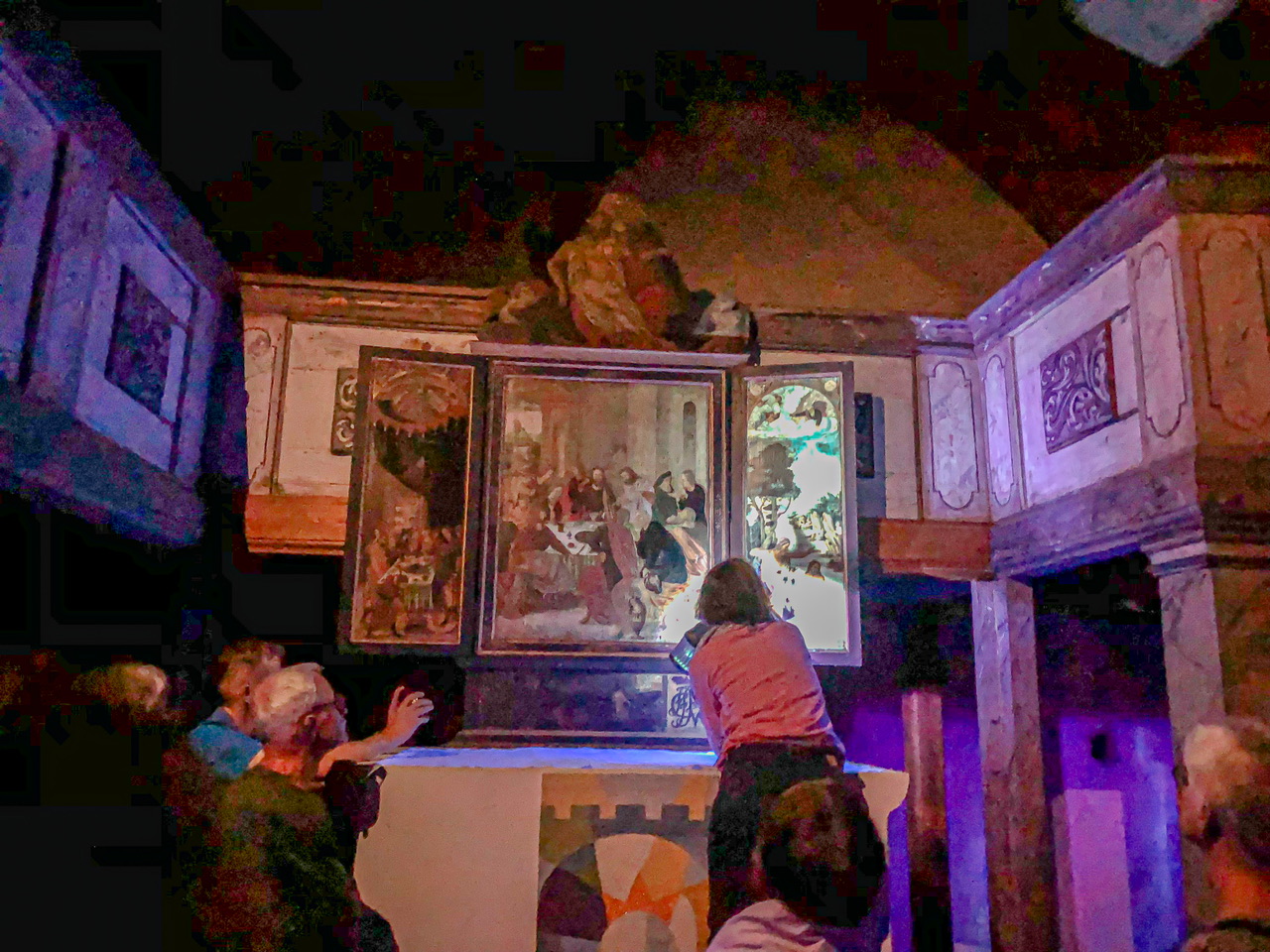 Altar im UV-Licht Altar im UV-Licht