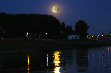 Vollmond über der Elbe