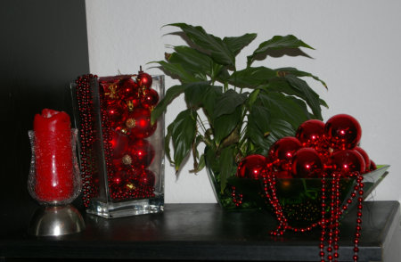 Glasvasen mit Weihnachtskugeln
